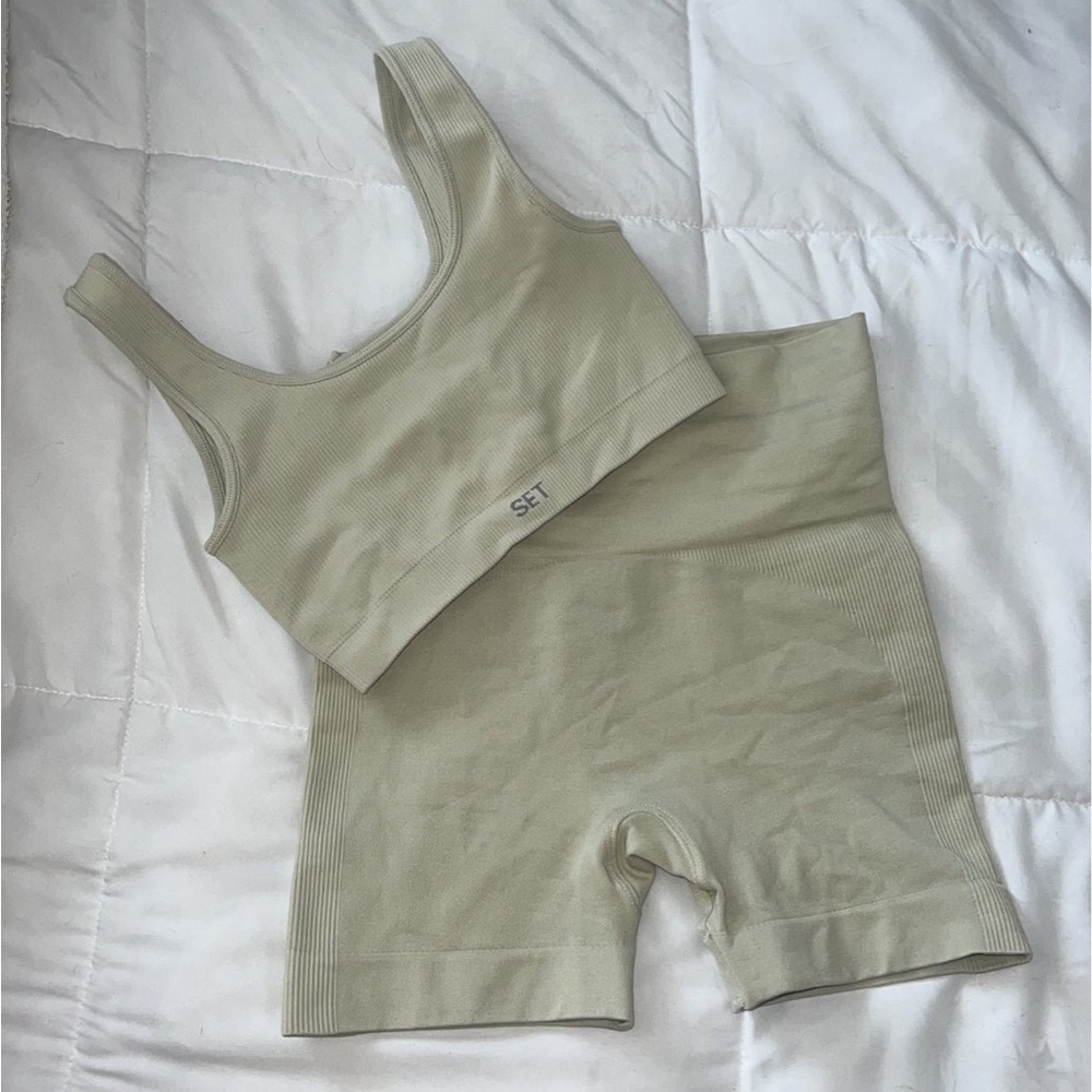 Set active sculptflex sports bra and biker shorts set in oatmeal size XS